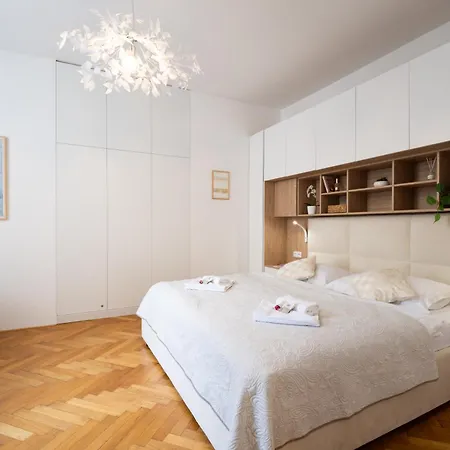 Feel Old Town & Riverside Chic 2br Spacious