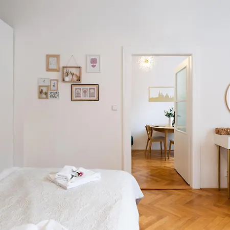 Feel Old Town & Riverside Chic 2br Spacious * Praga